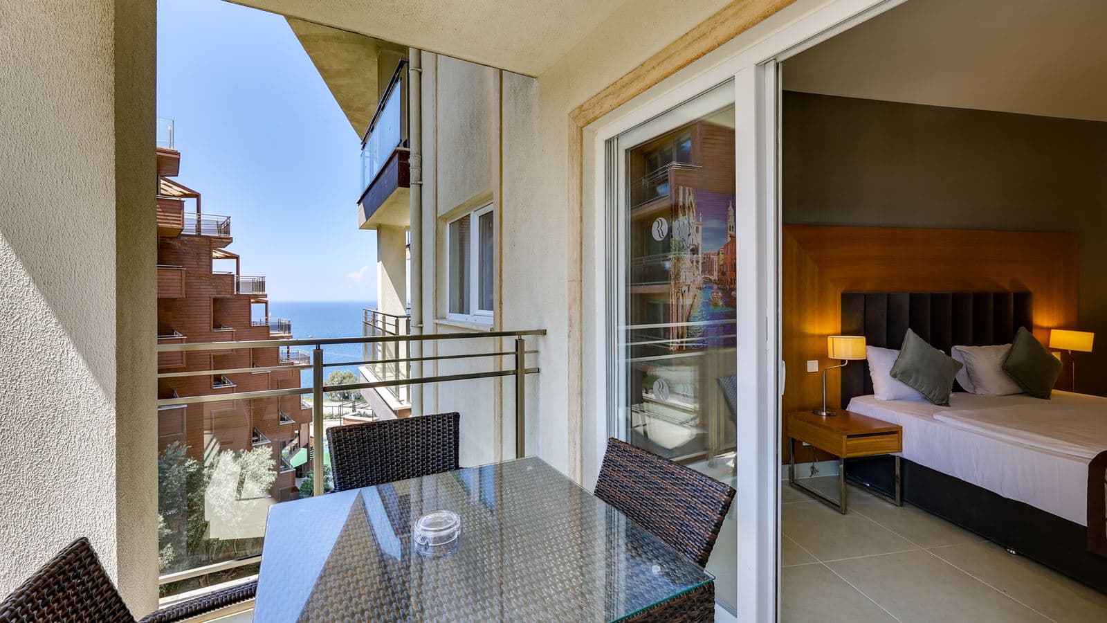 rooms-junior-suite-sideseaview-room-balcony