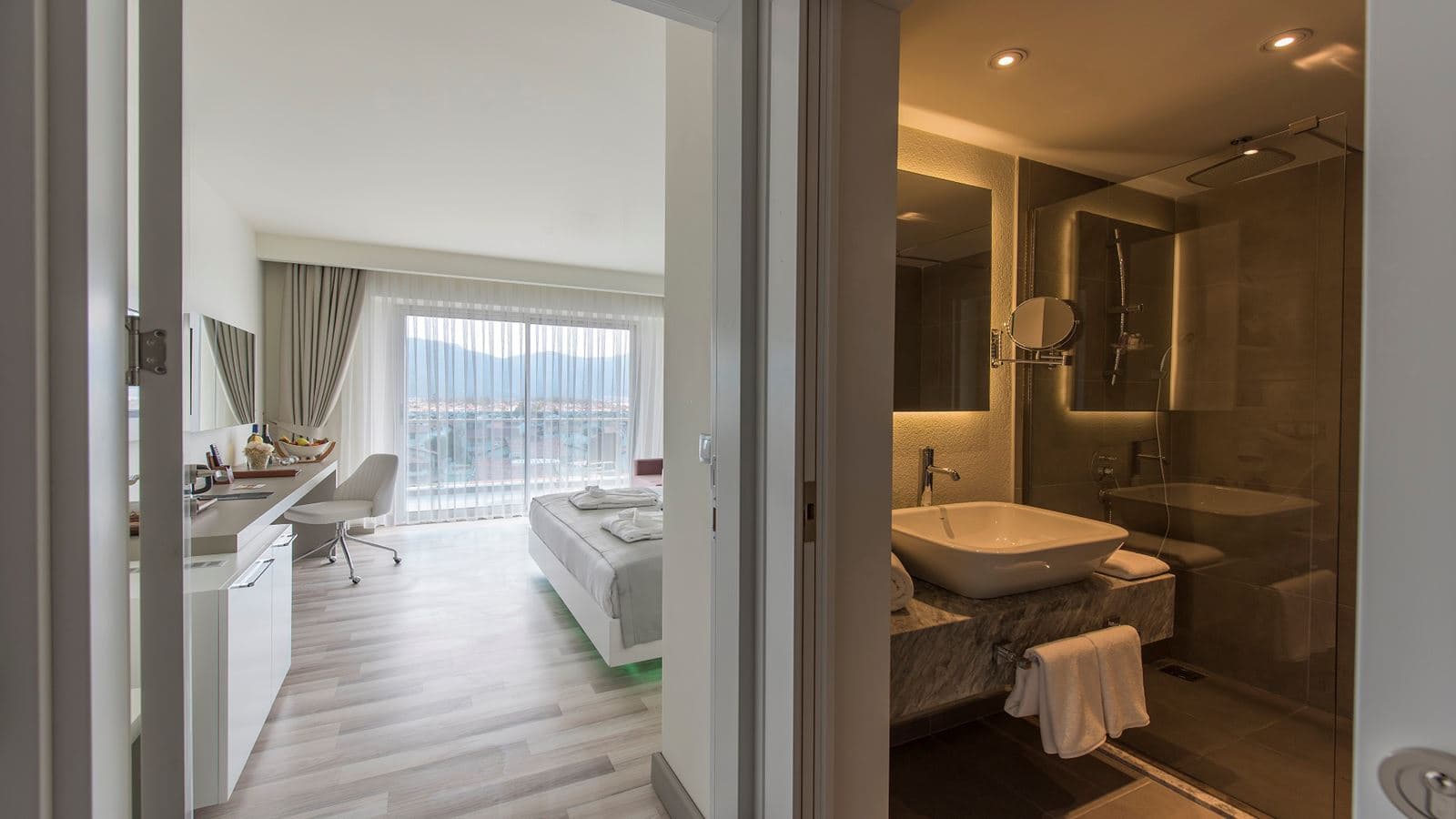 rooms-family-room-land-view