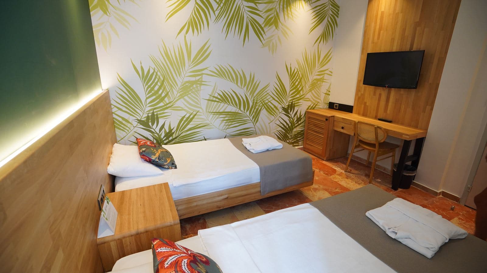 rooms-club-deluxe-family-room