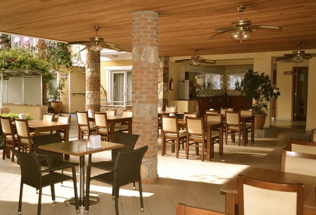 restaurants-pool-bar