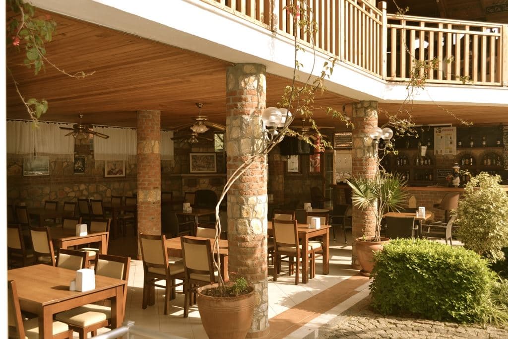 restaurants-pool-bar