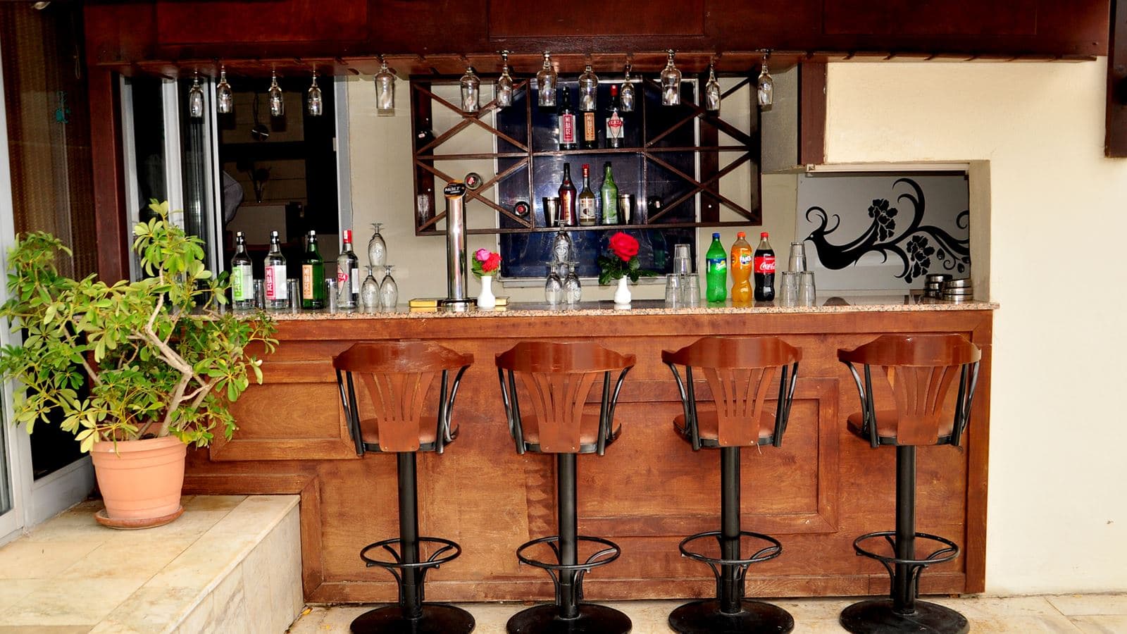 restaurants-pool-bar