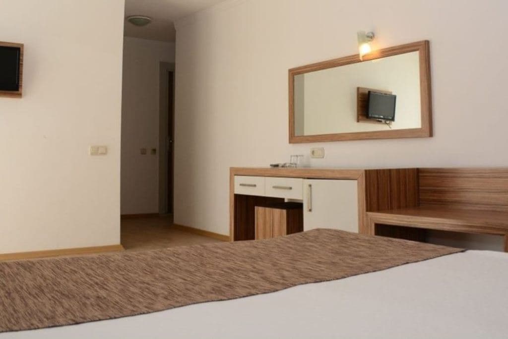 rooms-coral-room