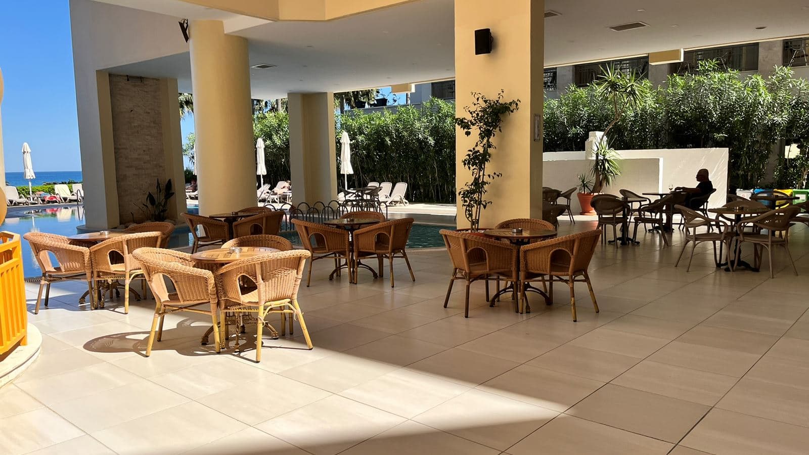 bars-poollobby-bar