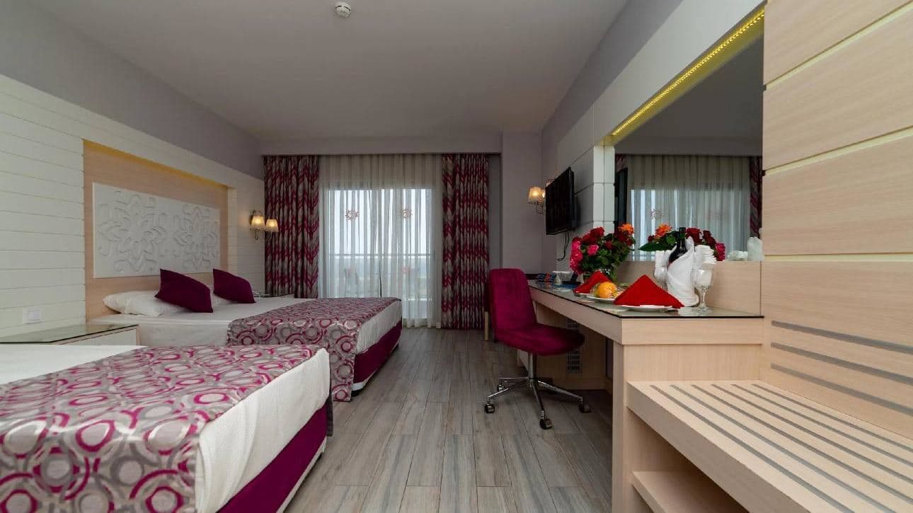 rooms-family-room-2-bedrooms-side-sea-view