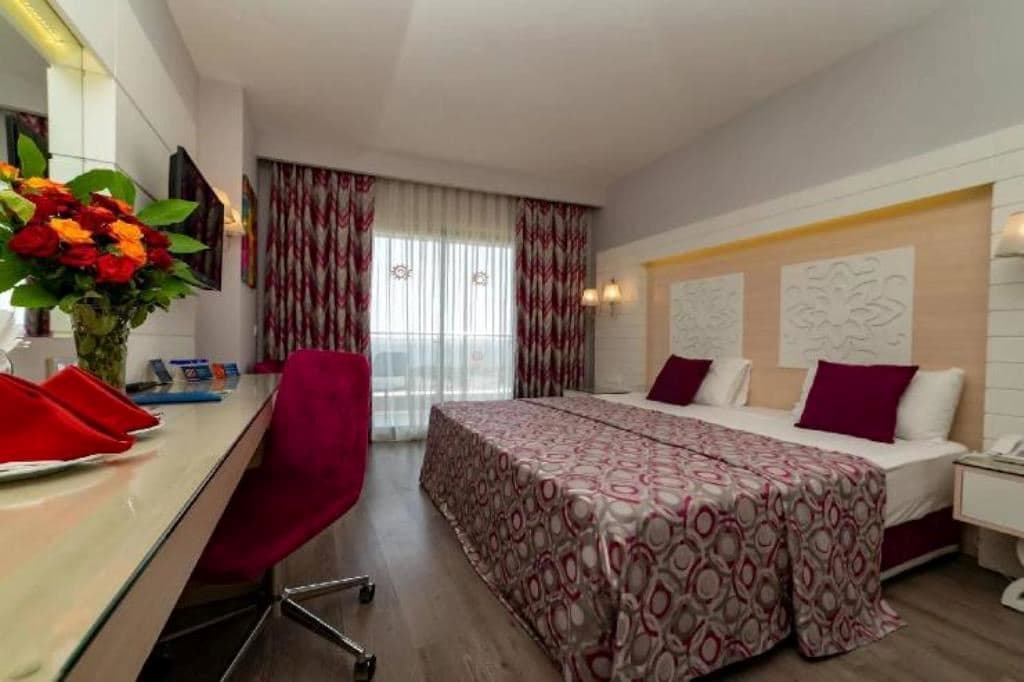 rooms-family-room-2-bedrooms-side-sea-view