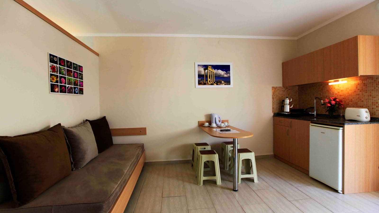 rooms-family-room-1-bedroom