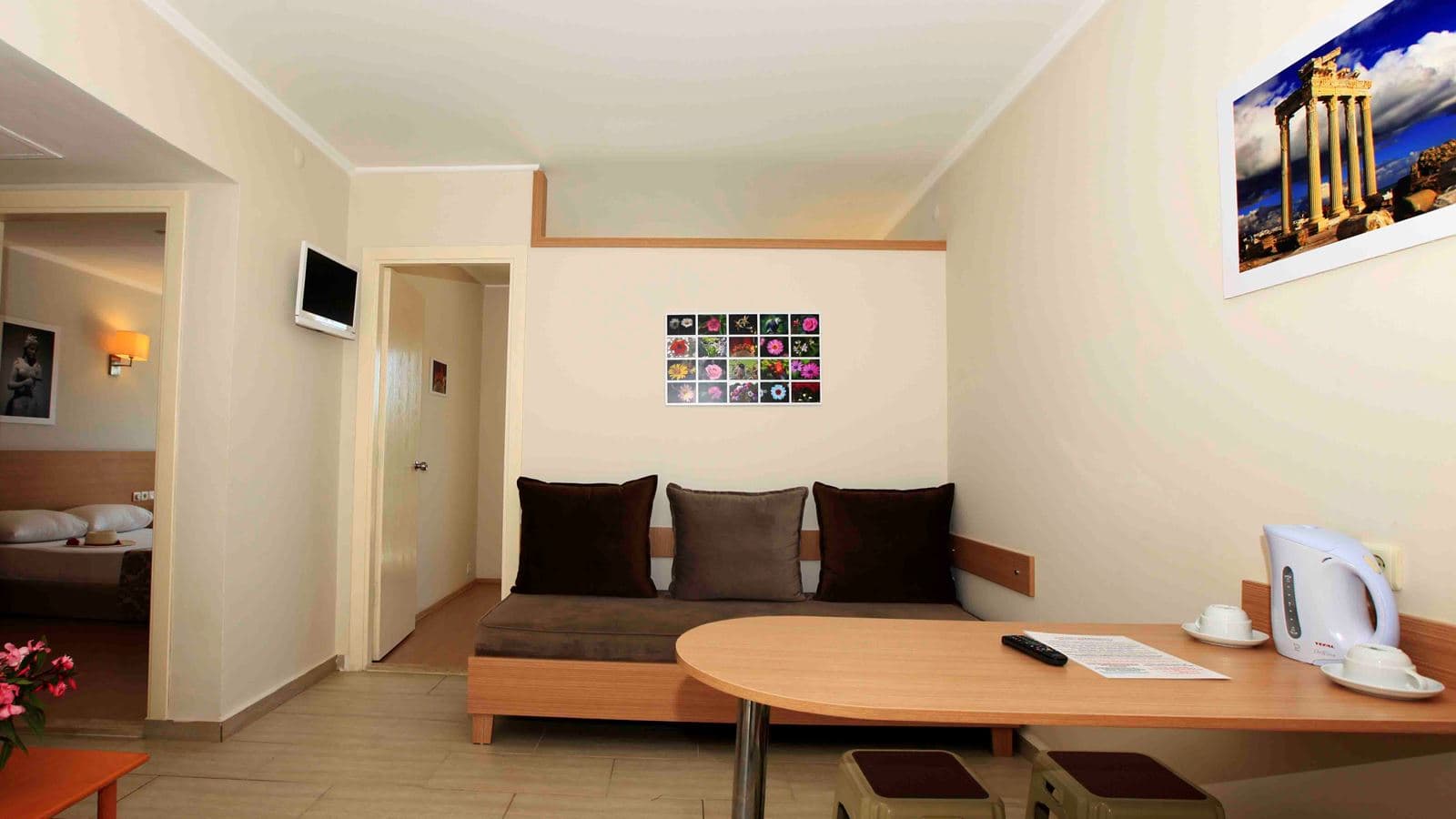 rooms-family-room-1-bedroom