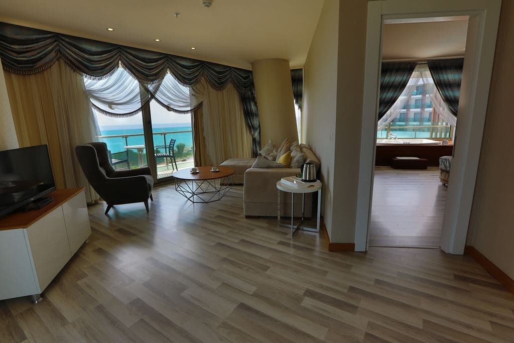 rooms-deluxe-suite