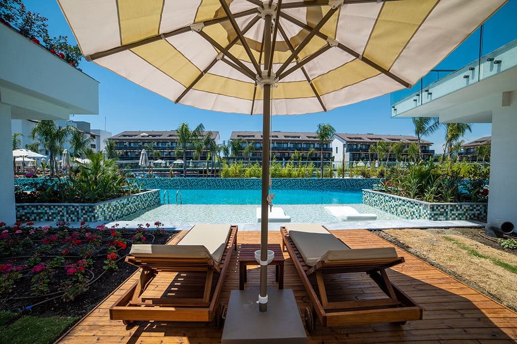 rooms-lake-house-suite-swimup