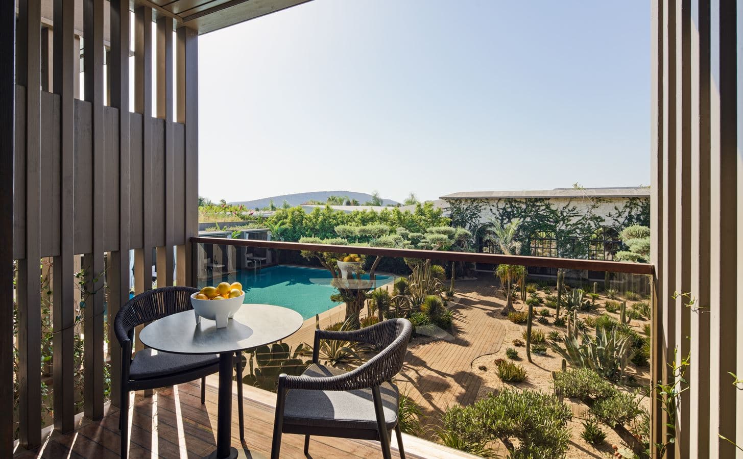 rooms-comfort-family-room-garden-view