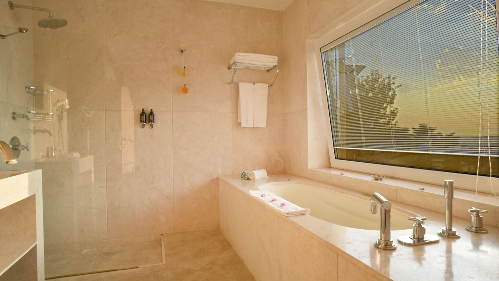rooms-sunset-suite