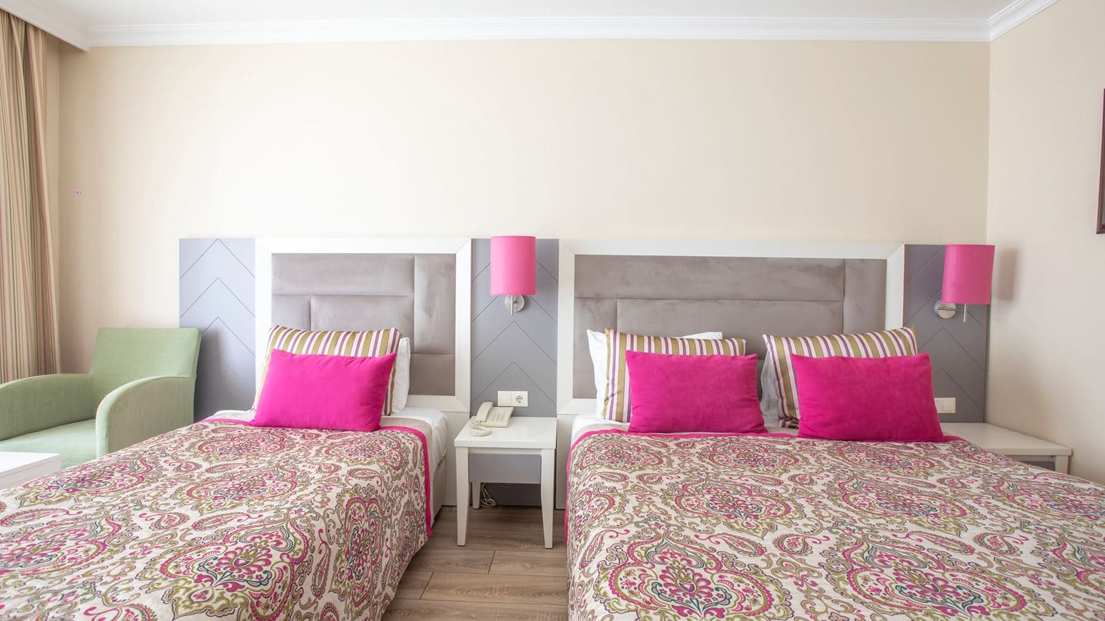 rooms-coral-room