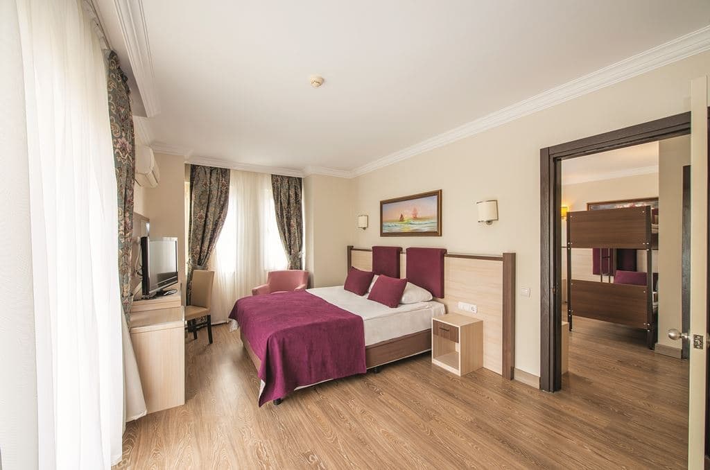 rooms-family-room-land-view-with-bunkbed
