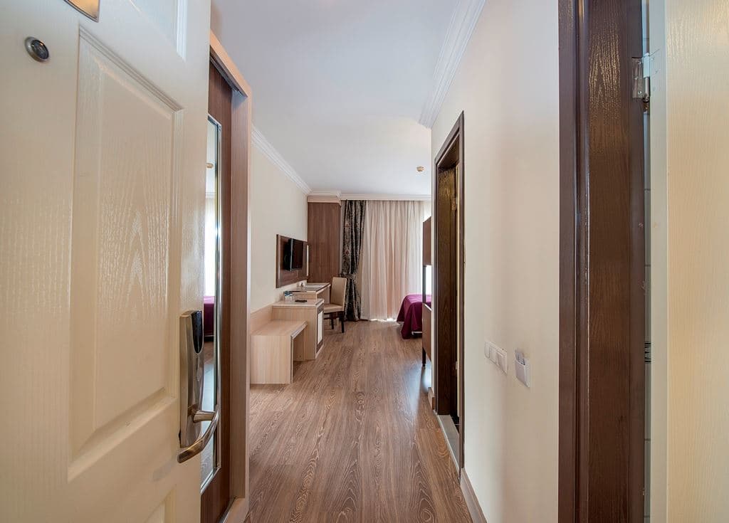 rooms-family-room-land-view-with-bunkbed