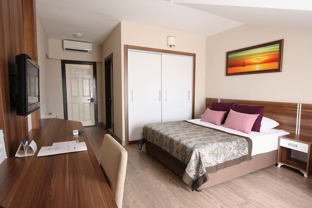 rooms-coral-room