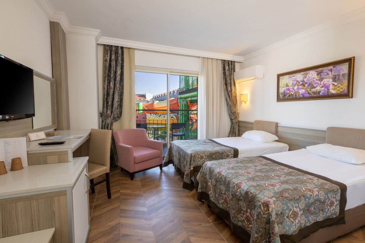 rooms-coral-room