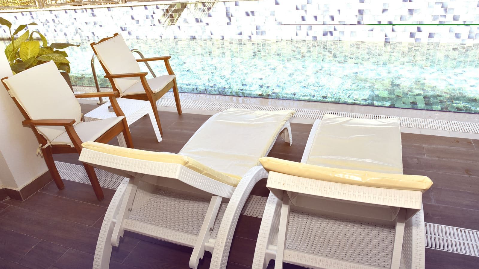 rooms-swim-up