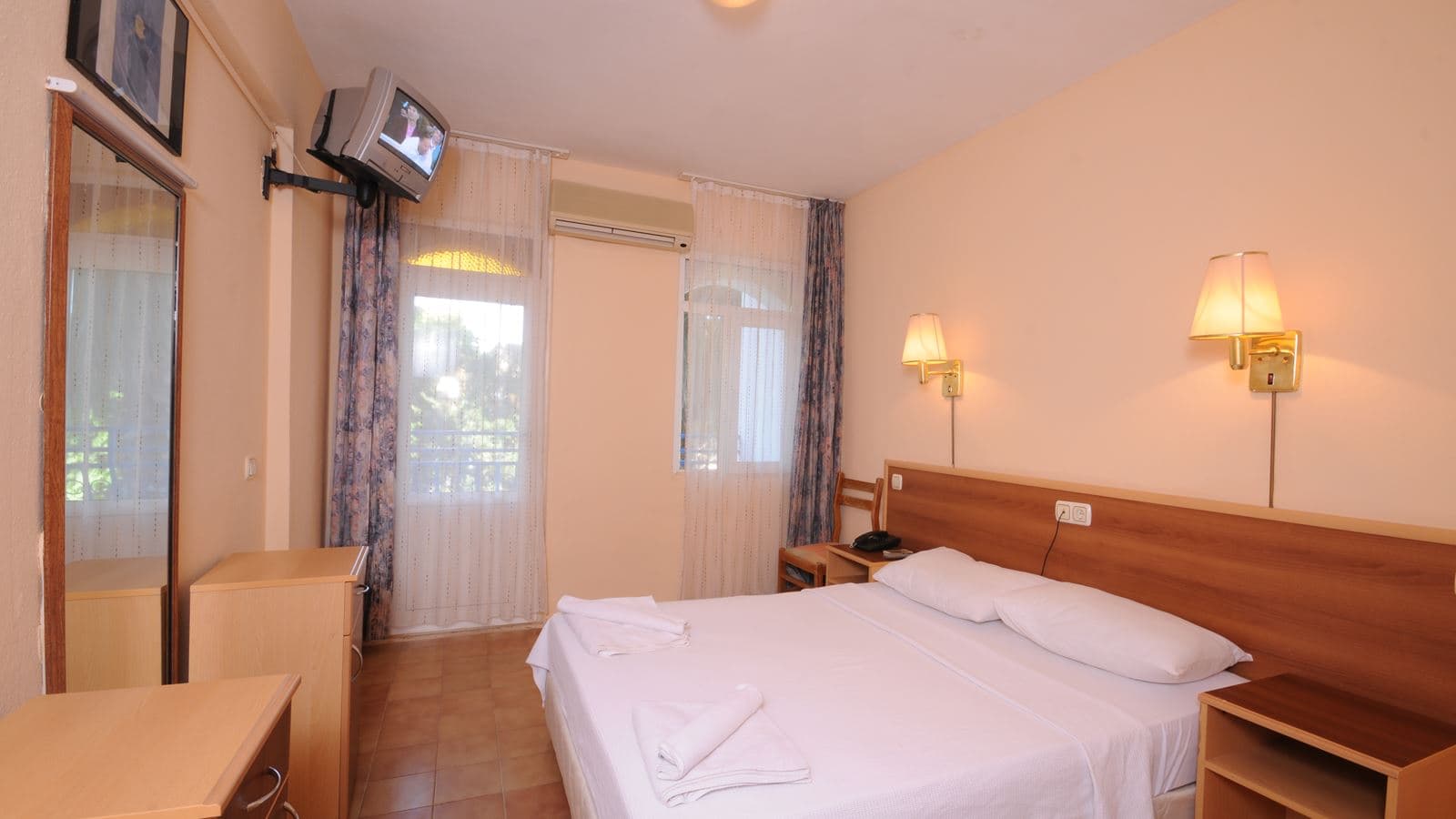 rooms-standard-land-view-room