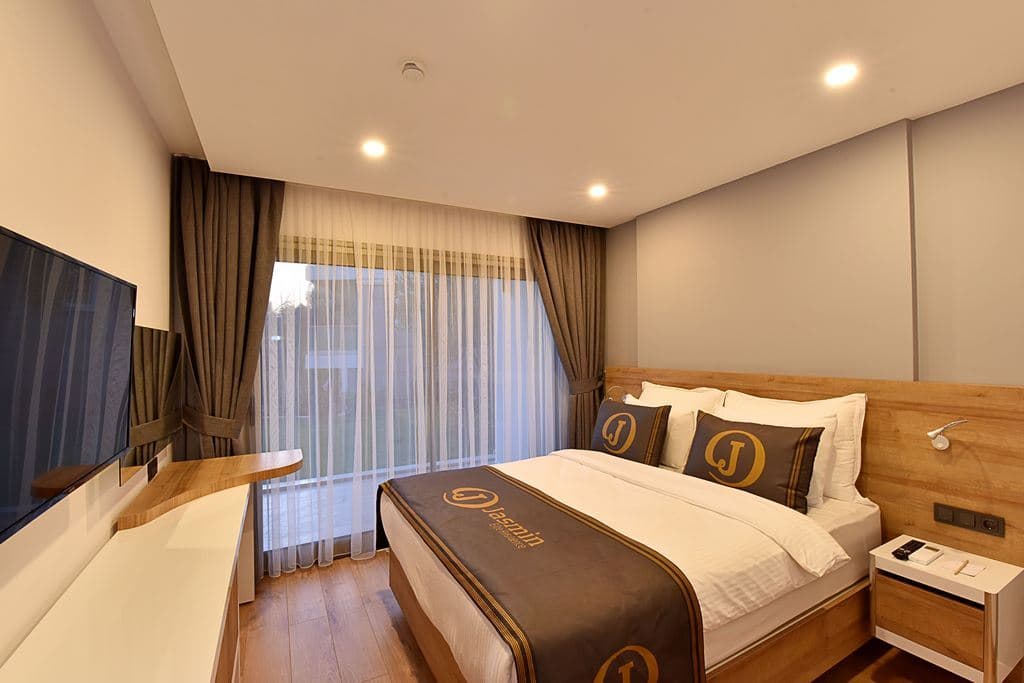 rooms-three-bedroom-apartmentpool-view