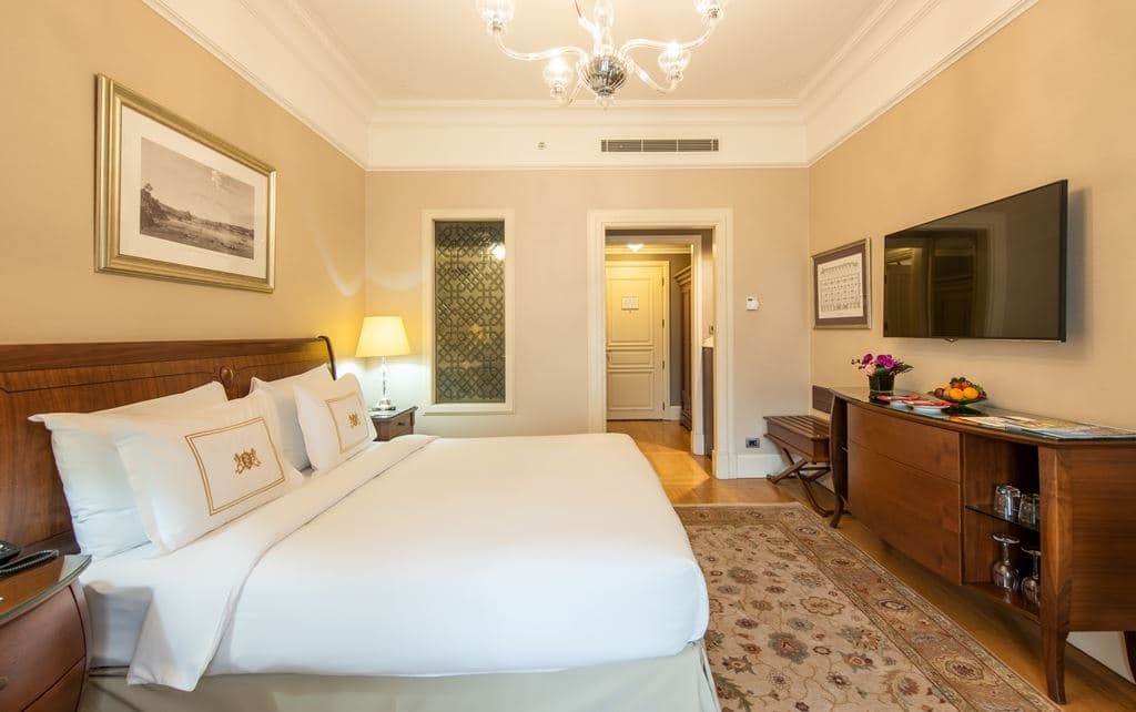 rooms-deluxe-pera-view-room