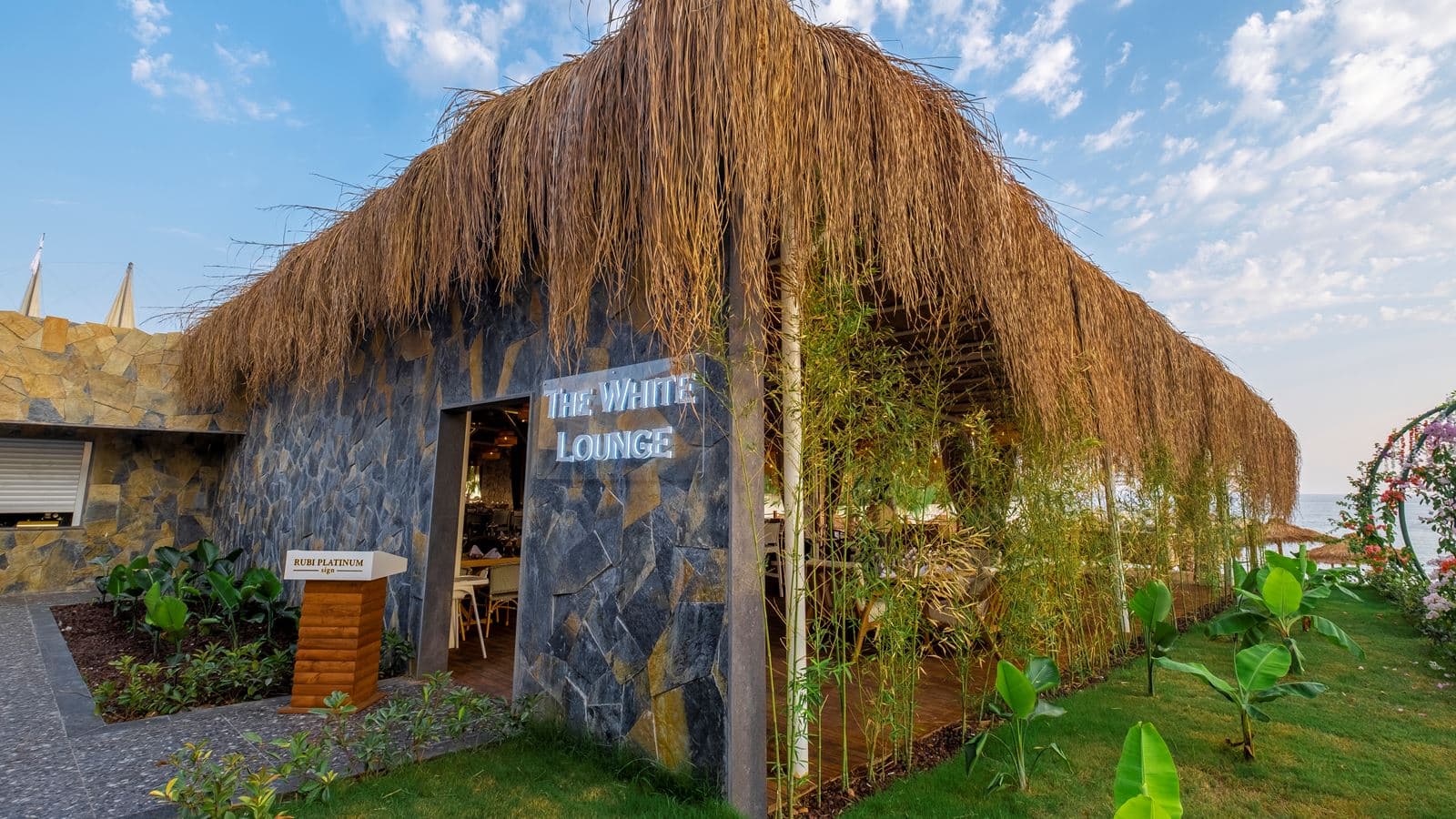 restaurants-the-white-lounge-snack
