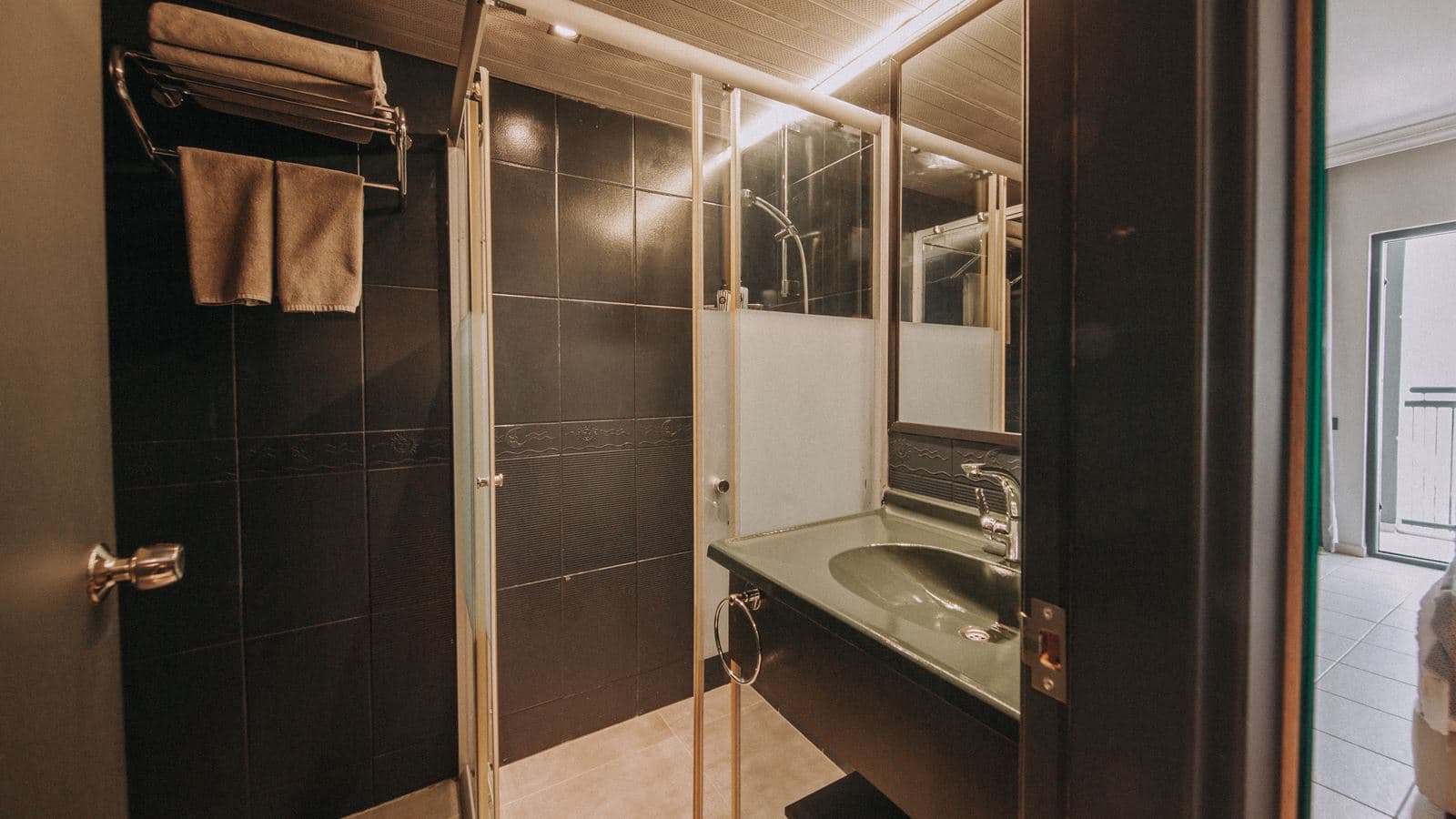 rooms-suit-room
