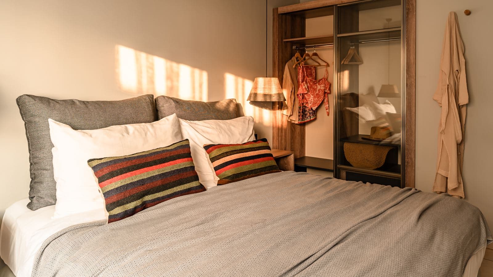 rooms-suit-room