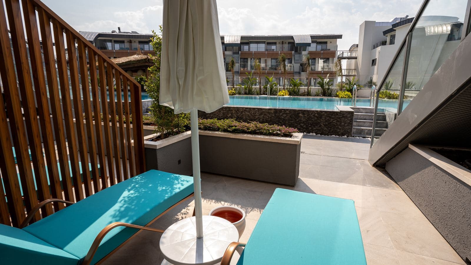 rooms-large-room-pool-direct-access