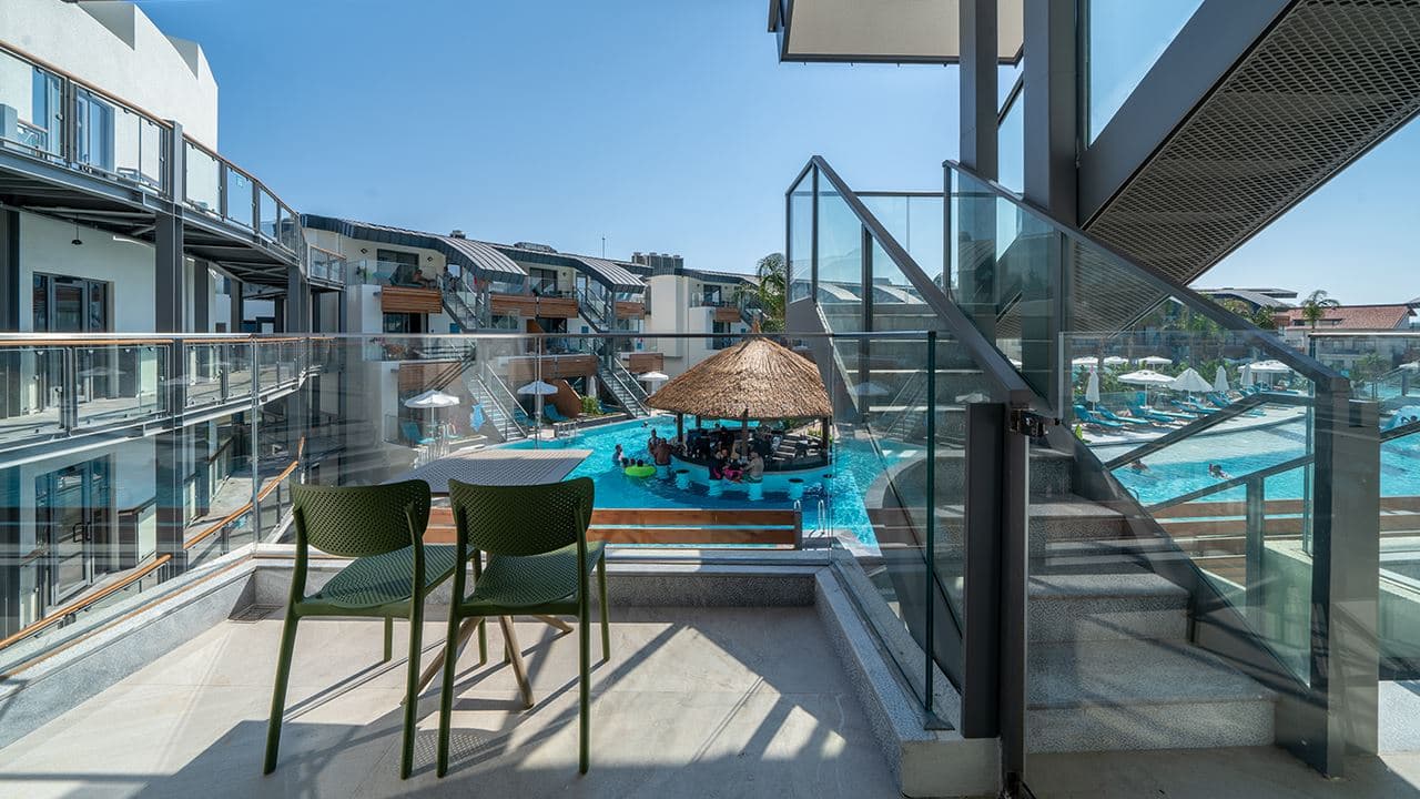 rooms-standard-room-pool-access-via-stairs