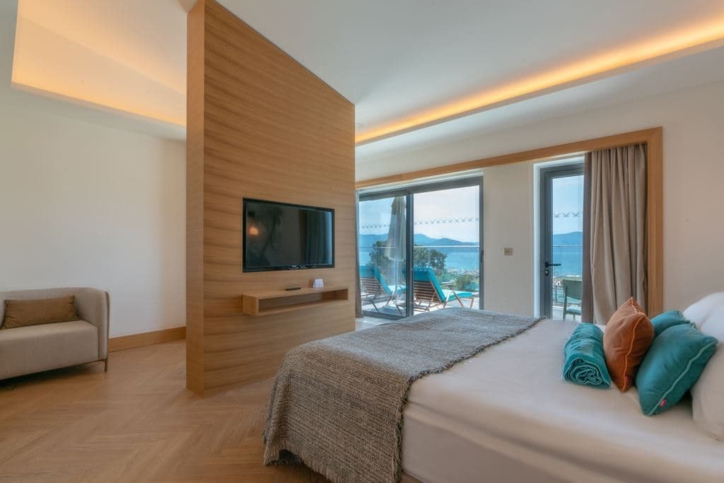 rooms-private-family-suit-via-pool
