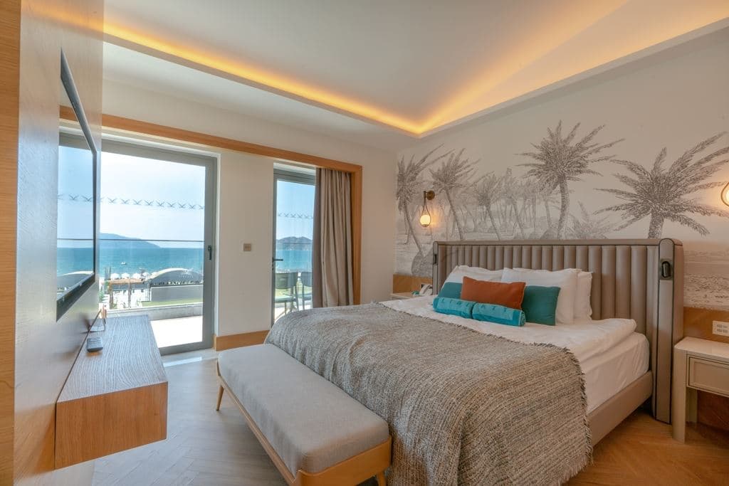 rooms-private-family-suit-via-pool