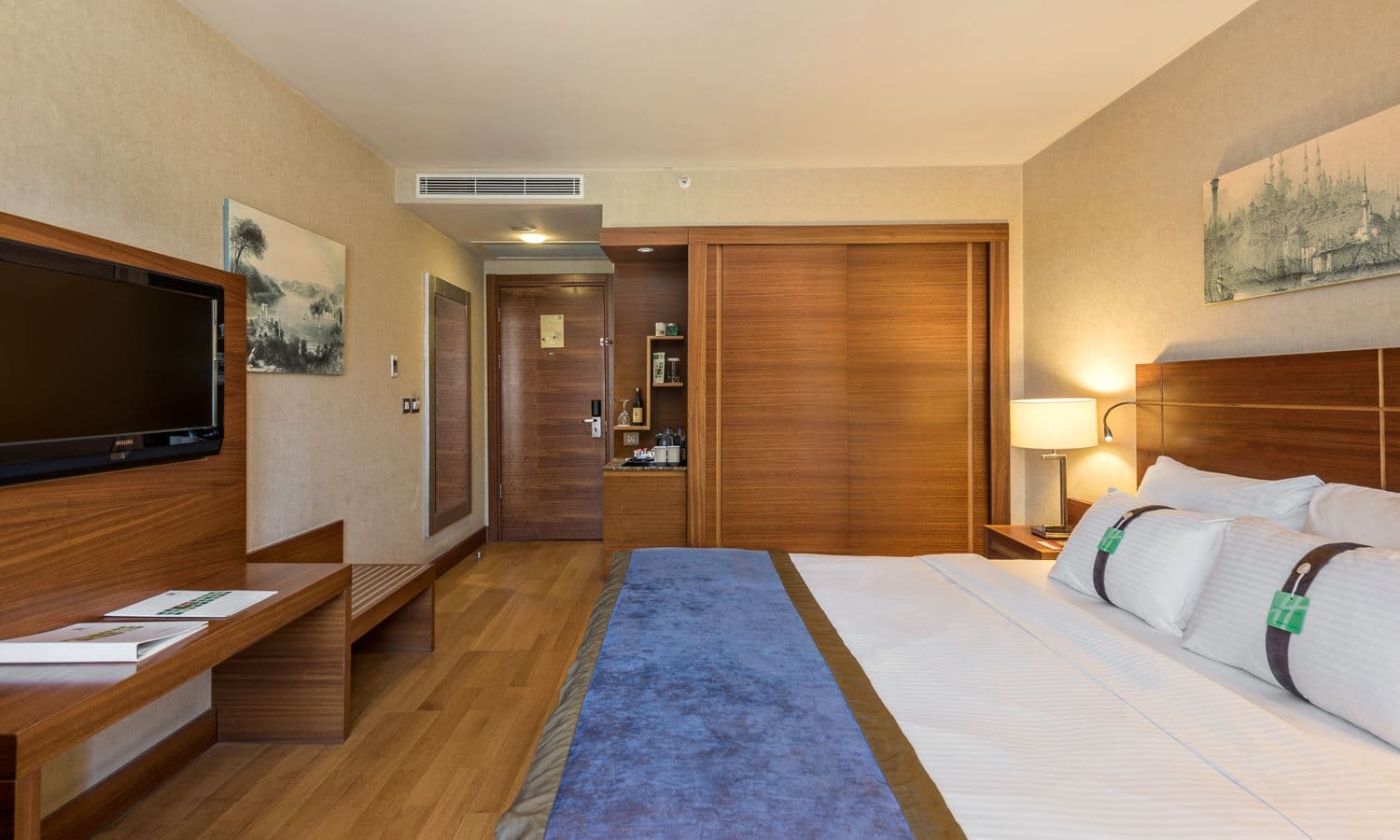 rooms-deluxe-room