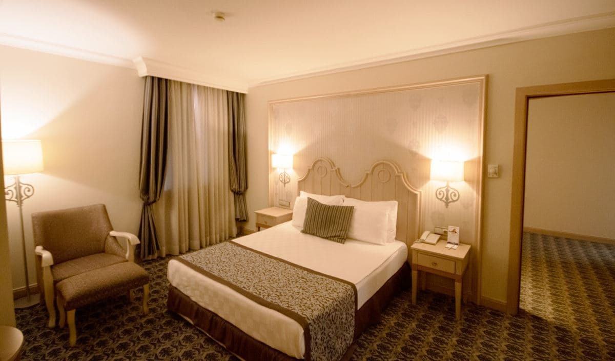 rooms-deluxe-suite