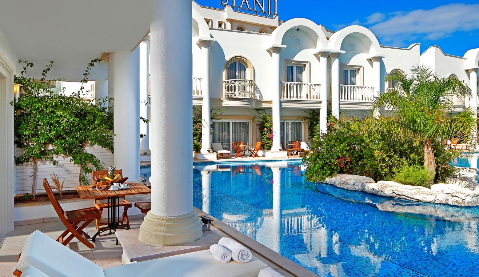 rooms-villa-swim-up-poolview