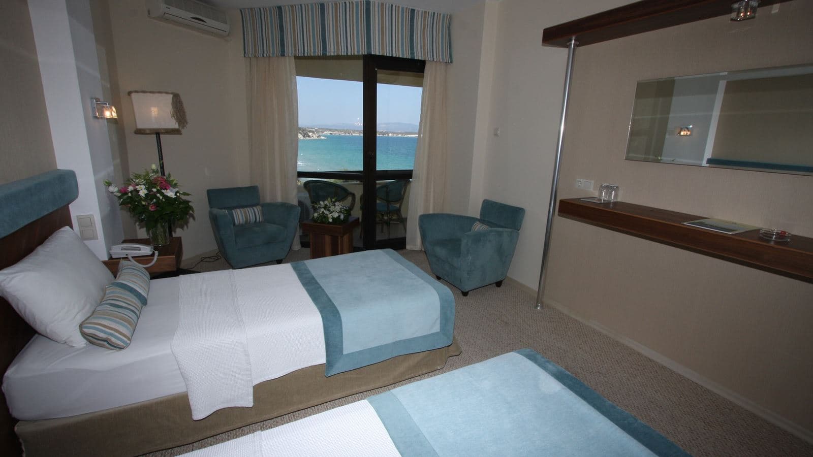 rooms-room-standard-sideseaview-balcony