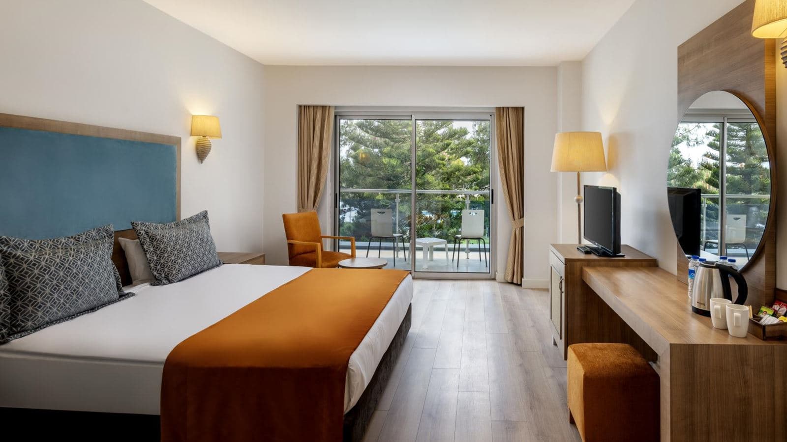 rooms-hotel-standard-room-lake-view