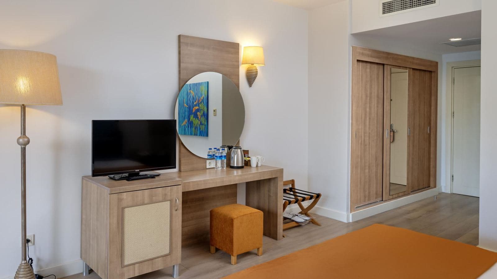 rooms-coral-room