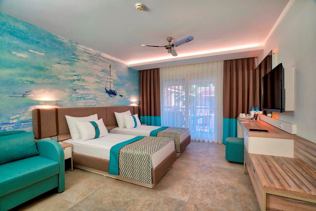 rooms-coral-room
