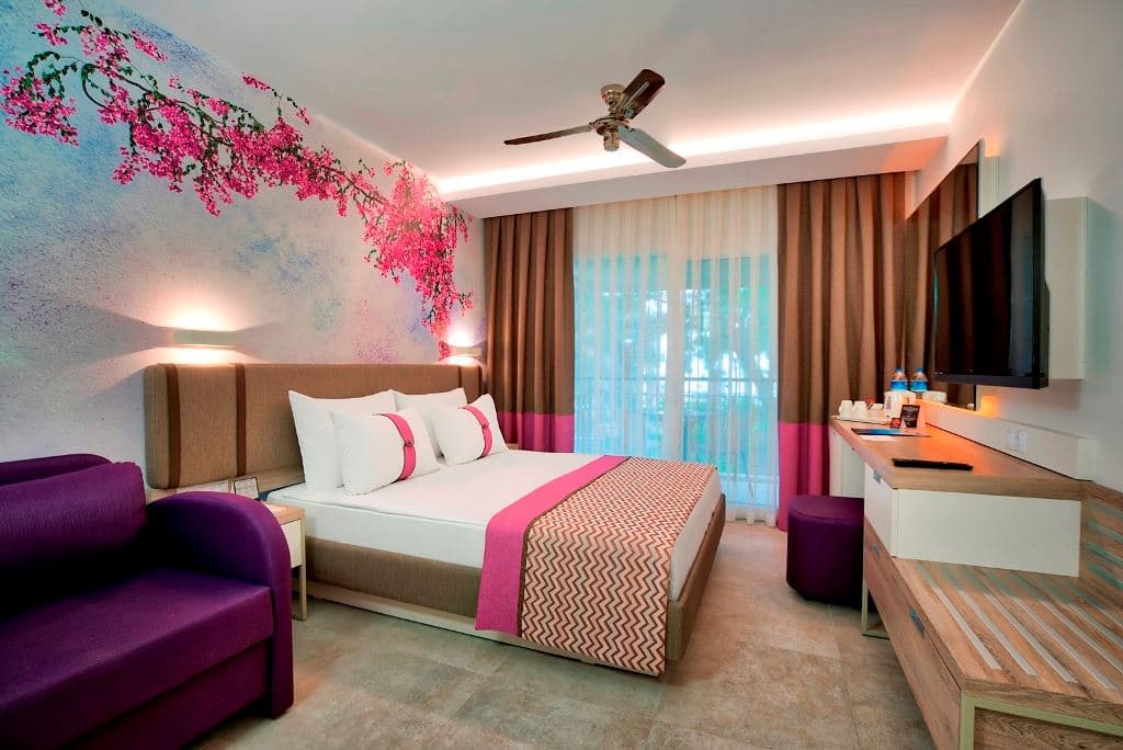 rooms-coral-room