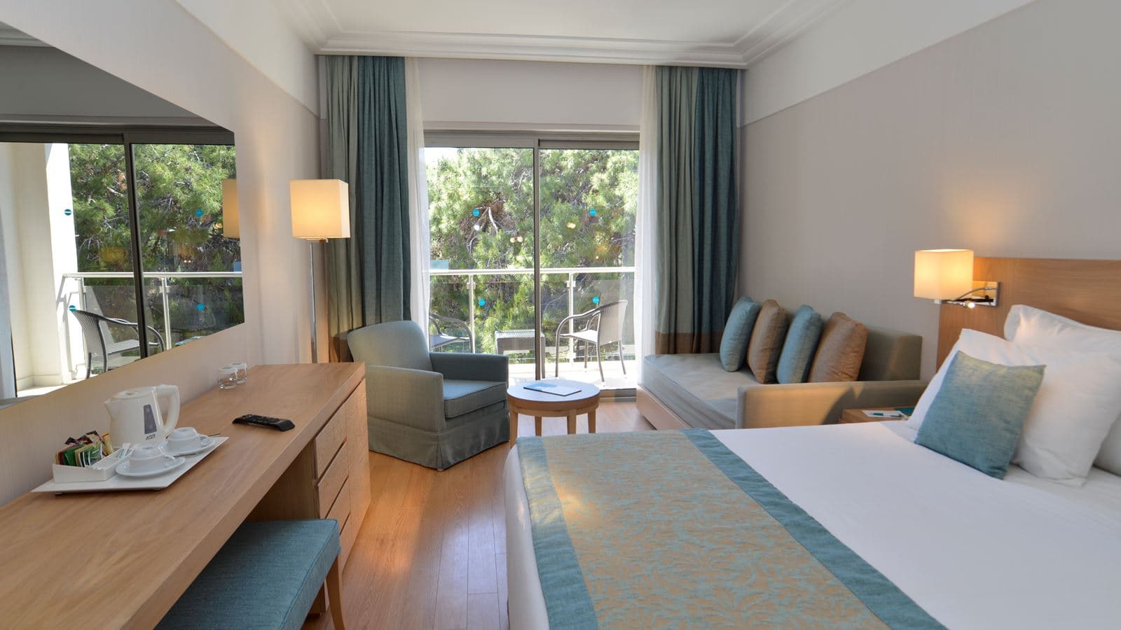 rooms-deluxe-room-garden-view