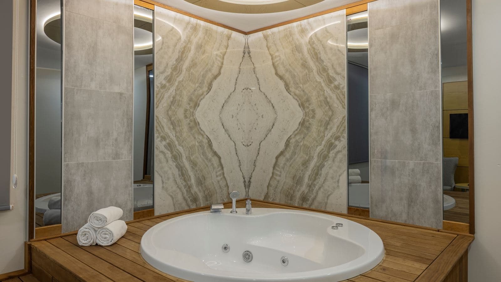 rooms-suit-room