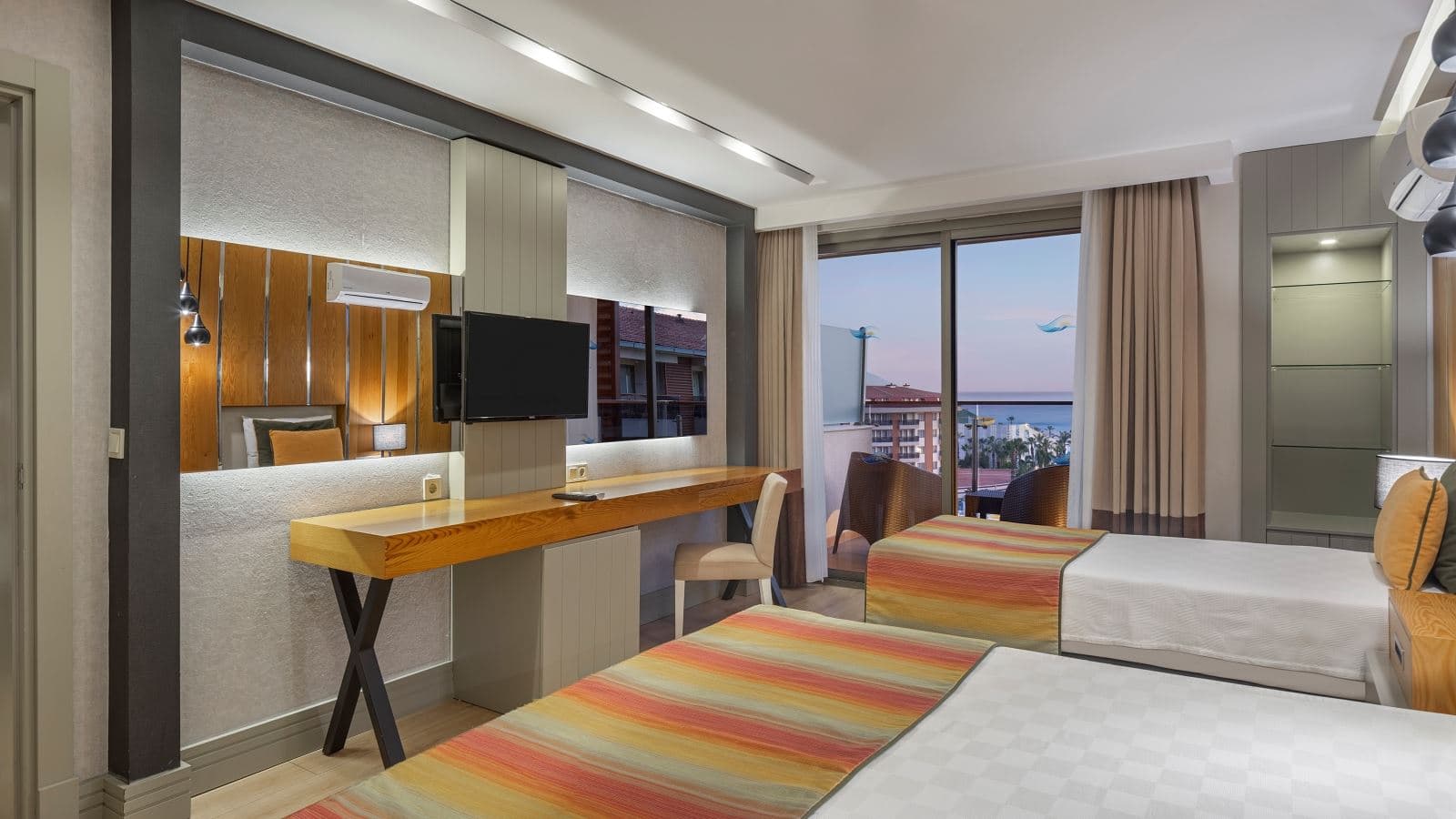 rooms-deluxe-deniz-manzarali-aile-odasi