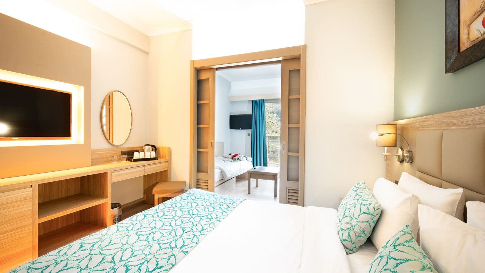 rooms-family-room-1-bedroom-with-balcony