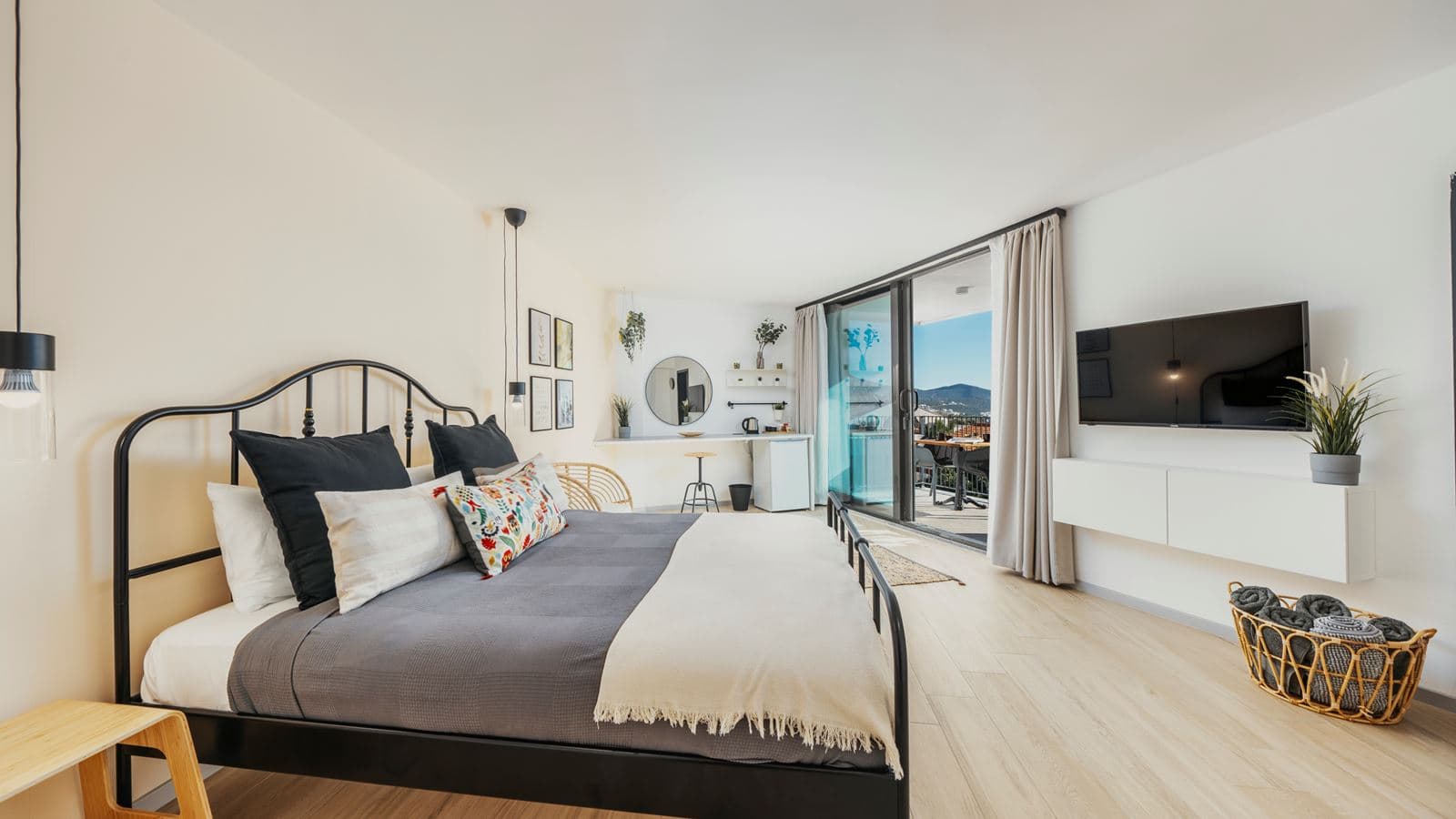 rooms-deluxe-room