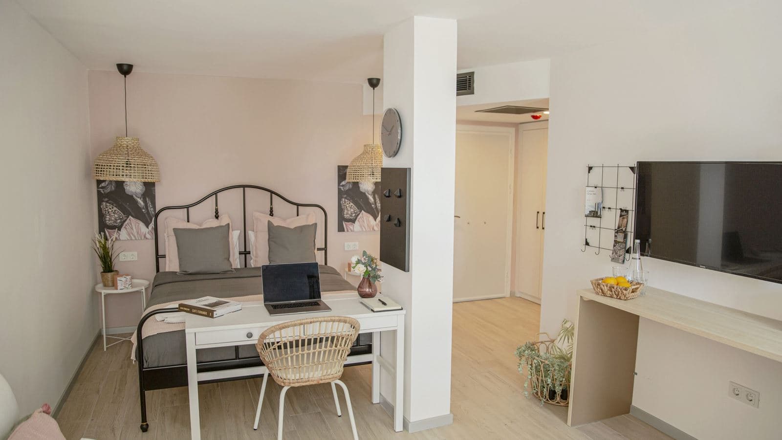 rooms-deluxe-room