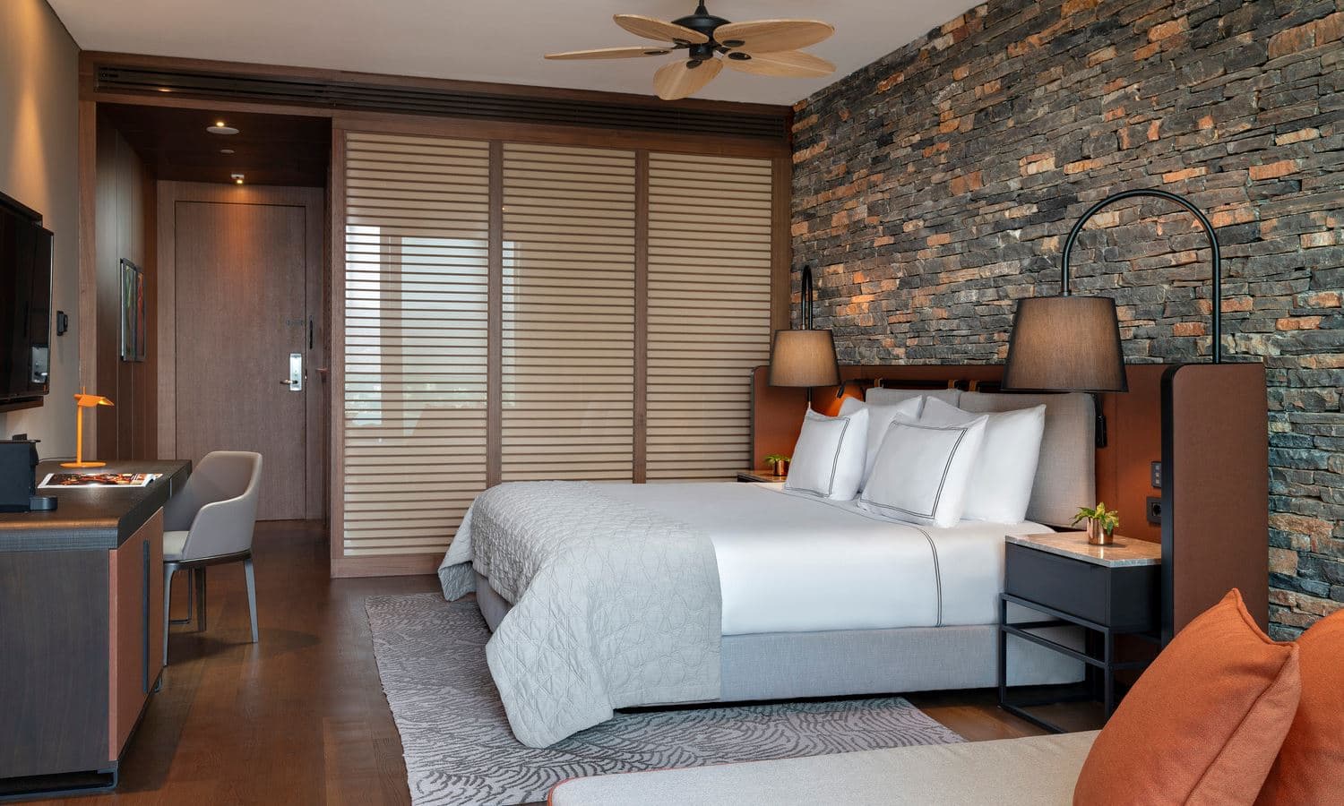 rooms-superior-room-land-view