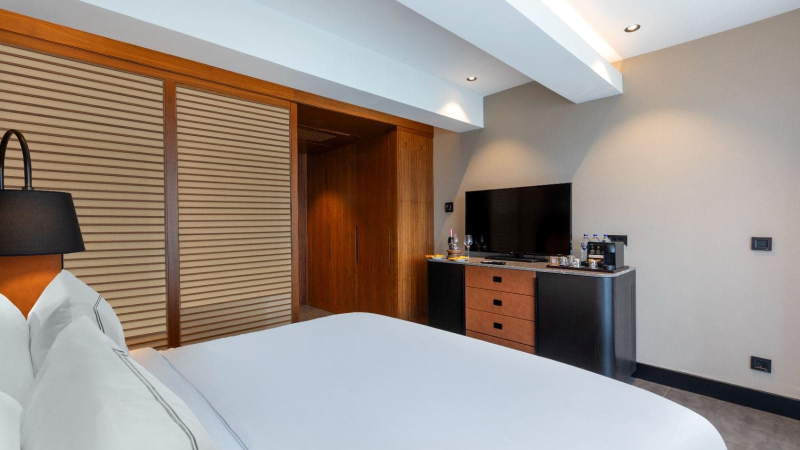 rooms-superior-room-land-view