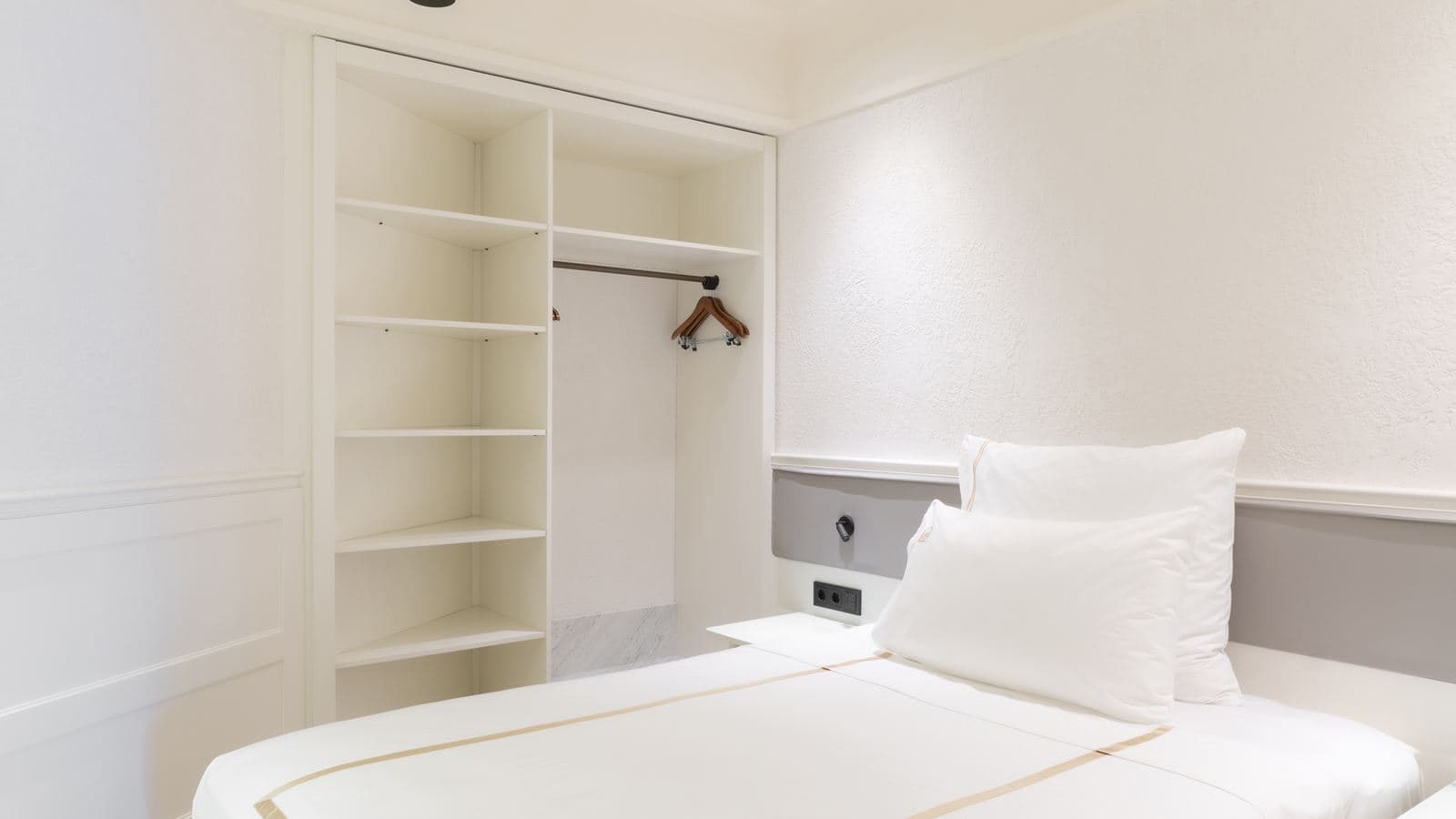 rooms-pool-suite