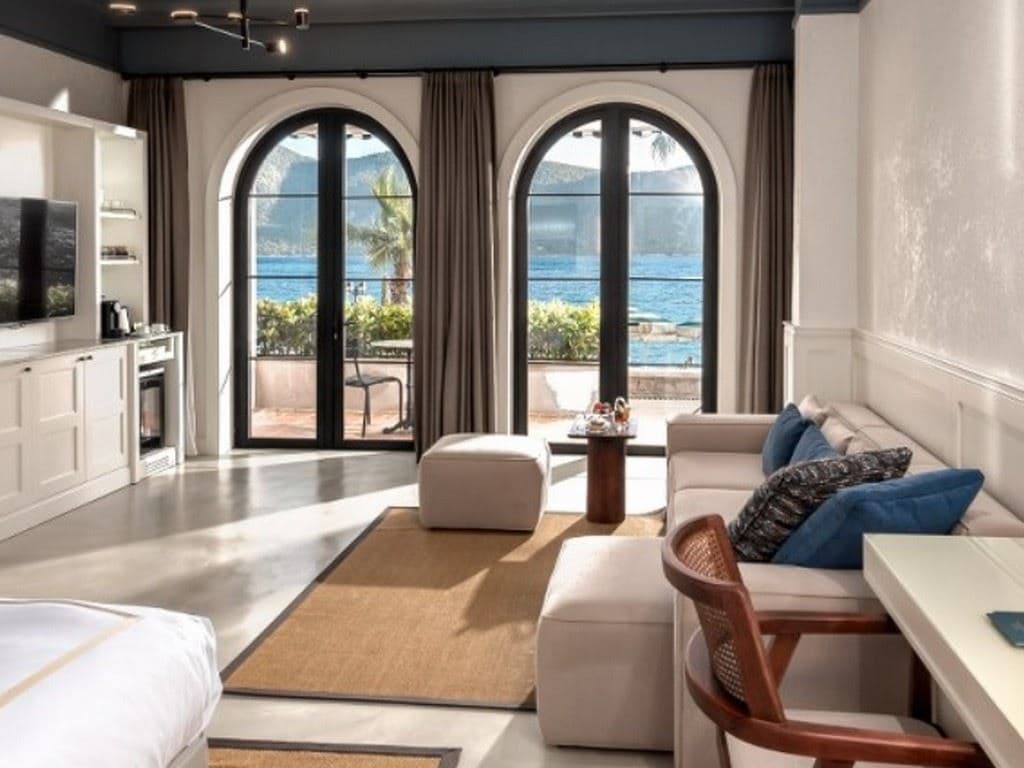 rooms-deluxe-beachfront-room